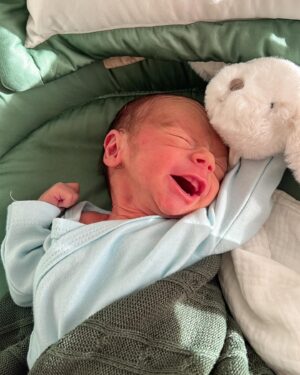 André Coelho Instagram - As carinhas de quem dormiu a primeira noite em casa depois de tantos desafios 💙💙🥹 eu tô muito apaixonada… melhor sensação do mundo! #J&J