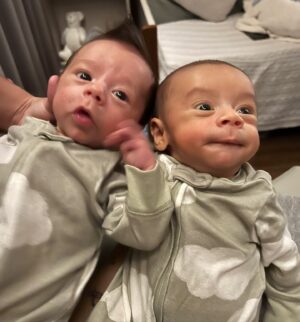 André Coelho Instagram - 2 meses do maior amor do mundo! 
Dois meses que nossas vidas tem muito mais sentido e alegria… eu já nem me lembro como eram os meus dias antes de vocês! Amo tanto que dói! 
Viva J&J! Viva minha dupla casca de bala 💙💙 
*a última foto merece celebração também e só os assistidores de stories entenderão 😂💪🏽