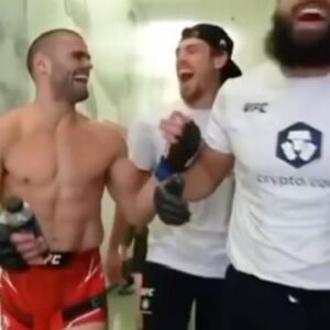 André Fialho Instagram - Almost fight week 🤗☝️💫

Love my brothers 😄😁🫂🫂❤️❤️
🔜 🔛🔝
@tuco300 @b_allen185