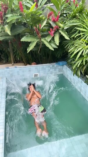 André Gonçalves Instagram - Escolho desde sempre os mergulhos mais profundos..
São neles que encontro o melhor dos mundos….
Mergulhadores entenderão! 
GRATIDÃO❕
🙏🏼🔑☘️🩵🪬

#gratidão #protegeraminhaFÉ