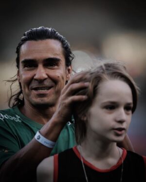 André Gonçalves Instagram - Um #tbt de ontem que marcou um gol eternizado no meu coração! 
Que honra ser convidado para jogar meu esporte favorito no jogo dos artistas a convite do meu ídolo @zico e de seu filho @coimbrabr no estádio mais especial do mundo, o Maracanã! 
Que golaço! 
Gratidão sem fim! @alvesjopaco_fotos 📸
🙏♥️⚽️

#jogodosartistas2023 #maracanã #gratidao