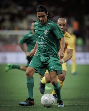 André Gonçalves Instagram - Um #tbt de ontem que marcou um gol eternizado no meu coração! 
Que honra ser convidado para jogar meu esporte favorito no jogo dos artistas a convite do meu ídolo @zico e de seu filho @coimbrabr no estádio mais especial do mundo, o Maracanã! 
Que golaço! 
Gratidão sem fim! @alvesjopaco_fotos 📸
🙏♥️⚽️

#jogodosartistas2023 #maracanã #gratidao