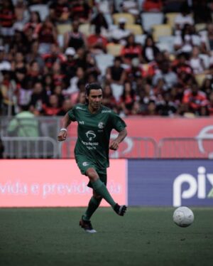 André Gonçalves Instagram - Um #tbt de ontem que marcou um gol eternizado no meu coração! 
Que honra ser convidado para jogar meu esporte favorito no jogo dos artistas a convite do meu ídolo @zico e de seu filho @coimbrabr no estádio mais especial do mundo, o Maracanã! 
Que golaço! 
Gratidão sem fim! @alvesjopaco_fotos 📸
🙏♥️⚽️

#jogodosartistas2023 #maracanã #gratidao