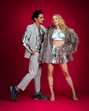 André Gonçalves Instagram - Galáctikos by @voguebrasil 🪩

Squad 🪐

Prod @oalemonteiro 
Ph @waldirevora 
Styling @emersonavli 
Looks @israelvalentimoficial   @styleopi 
Beauty @rafaelguapiano 
At @studiopier88 

#vogue #voguebrasil #bailedavogue 
#bulova #bulovers #buloversnobailevogue