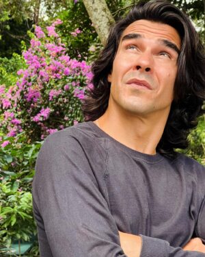 André Gonçalves Instagram - Quem diria que em 3 meses longe meu bougainville ia crescer assim …. Plantem que o florescer vem lindo e infinito! 💐🩵🍀

#meuuniversoparticular #amor #vida