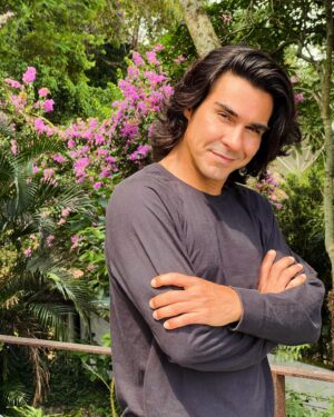André Gonçalves Instagram - Quem diria que em 3 meses longe meu bougainville ia crescer assim …. Plantem que o florescer vem lindo e infinito! 💐🩵🍀

#meuuniversoparticular #amor #vida