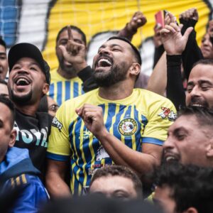 André Santos Instagram - Abençoado, com tantos “Santos” no nome! 
Deu a assistência para o gol crucial da classificação, e já entendeu que jogar a “Champions League da Várzea” ferve a alma. 

Só marketing? Nunca: só @andre_santos27

Coordenação geral de marketing: @drc_dom 
Fotógrafo: @vitortribiani