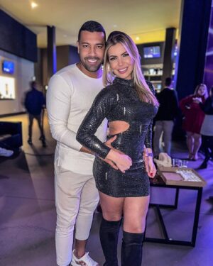André Santos Instagram - Minha Loira, 

É de uma grande AMIZADE, começou algo inexplicável, né?? Mas como dizem por aí, talvez de grandes amizades, nasce um grande AMOR! E porque não?? 
Você já sabe o quanto te respeito, te admiro, te acho um super mãe e o principal conheço a Andréia por dentro. De um coração que não cabe dentro de você! Gostaria que muitos que te seguem e acompanham pelo Instagram soubesse ou tivesse a oportunidade de saber o quanto você é uma mulher FODA! 
Sincera, Simples, Honesta, Humilde, inteligência, e além de tudo sempre pronta e disposta em ajudar o próximo, sendo em qualquer ocasião.
De fato, sempre te admirei, conheço e presenciei de perto todas essas suas qualidades, foi aí que comecei a te olhar de uma outra forma, de uma forma que essa mulher poderia ser e estar muito mais presente na minha vida. Uma mulher que pela sua história, se encaixaria perfeitamente comigo. Mas foi assim, desde a primeira vez que ficamos, foi lindo… O  beijo, o toque, o olhar,o carinho e por aí vaiiiii… ❤️
Algo especial que dali estava nascendo. Te agradeço muito por me dar essa oportunidade e te mostrar que posso ser capaz de fazer você uma mulher muitooo Felizzz!!! 
É claro que todos nós temos defeitos, mas entre erros e acertos hoje eu escolhi ACERTAR com você e ao seu lado. Hoje me sinto maduro e preparado para assumir ao seu lado e fazer dos nossos momentos os momentos mais lindos e especiais, igual esta sendo desde o momento em que ficamos JUNTOS!🍷🍣🥰
Amo Você.. ❤️❤️