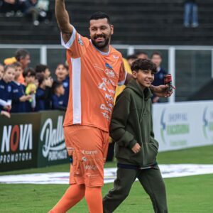 André Santos Instagram - Ontem um dia mais que especial, voltar a jogar no Orlando Scarpelli. O @jogodasestrelassc ao lado de um dos maiores ídolos do nosso futebol @ronaldinho o "Bruxo"
Parabéns a todos pela organização e a todos os torcedores que estiveram presentes e fizeram essa festa linda, mesmo com esse tempo chuvoso. 
Muito feliz com mais uma ação para ajudar nossos amigos do 
RIO GRANDE DO SUL.