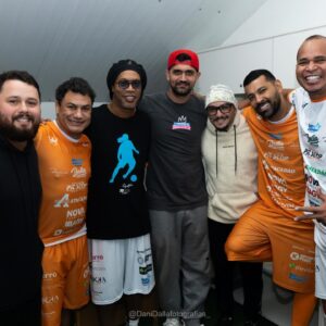 André Santos Instagram - Ontem um dia mais que especial, voltar a jogar no Orlando Scarpelli. O @jogodasestrelassc ao lado de um dos maiores ídolos do nosso futebol @ronaldinho o "Bruxo"
Parabéns a todos pela organização e a todos os torcedores que estiveram presentes e fizeram essa festa linda, mesmo com esse tempo chuvoso. 
Muito feliz com mais uma ação para ajudar nossos amigos do 
RIO GRANDE DO SUL.