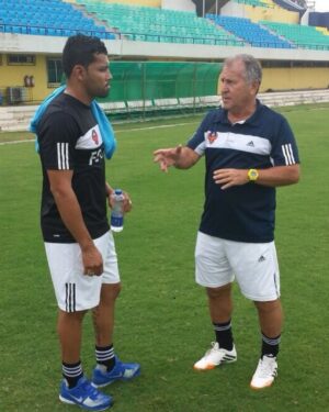 André Santos Instagram - Hoje dia de #tbt , bora então matar a saudade de alguns parceiros que o futebol me proporcionou… 💥🚀⚽️