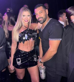 André Santos Instagram - Passou voando o tempo né?? Mais de 1 ANO JUNTOS MEU AMOR ❤️
Olhando pra traz já temos uma história linda! 
Eu descobri em pouco tempo, que AMAR alguém verdadeiramente é possível. O que eu precisava aprender, foi você que me ensinou.
Eu percebo agora que nada faz sentido sem você! 
Espero que nós possamos continuar escrevendo essa linda história a cada dia juntos, com muito amor, carinho, cumplicidade, confiança e acima de tudo respeito!!! TE AMO meu amor e muito obrigado por ser essa minha tão grande parceiraaaa… ❤️❤️❤️