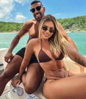 André Santos Instagram - Ontem um dia sensacional com meu amor e essa turma que não tem preço! Muitas risadas e diversão totalll… ☀️🌧️🌊💥♥️😂🛥️🍺