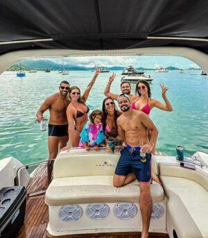 André Santos Instagram - Ontem um dia sensacional com meu amor e essa turma que não tem preço! Muitas risadas e diversão totalll… ☀️🌧️🌊💥♥️😂🛥️🍺
