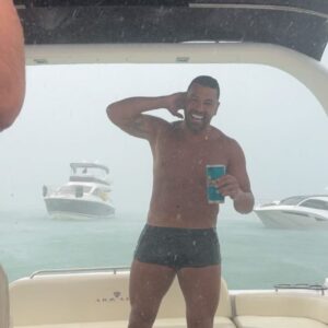 André Santos Instagram - Ontem um dia sensacional com meu amor e essa turma que não tem preço! Muitas risadas e diversão totalll… ☀️🌧️🌊💥♥️😂🛥️🍺