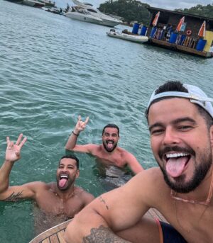 André Santos Instagram - Ontem um dia sensacional com meu amor e essa turma que não tem preço! Muitas risadas e diversão totalll… ☀️🌧️🌊💥♥️😂🛥️🍺