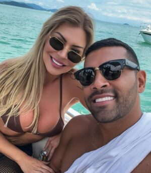 André Santos Instagram - Ontem um dia sensacional com meu amor e essa turma que não tem preço! Muitas risadas e diversão totalll… ☀️🌧️🌊💥♥️😂🛥️🍺