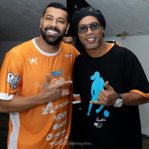 André Santos Instagram - Ontem um dia mais que especial, voltar a jogar no Orlando Scarpelli. O @jogodasestrelassc ao lado de um dos maiores ídolos do nosso futebol @ronaldinho o "Bruxo"
Parabéns a todos pela organização e a todos os torcedores que estiveram presentes e fizeram essa festa linda, mesmo com esse tempo chuvoso. 
Muito feliz com mais uma ação para ajudar nossos amigos do 
RIO GRANDE DO SUL.