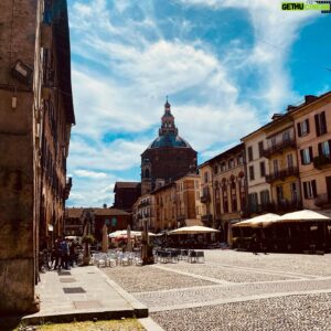 Andrea Bosca Instagram - Strana gente che si aggira per Pavia… 

#belcanto 

@giacomogiorgioreal @nikgalasso @vittoriapucciniofficial