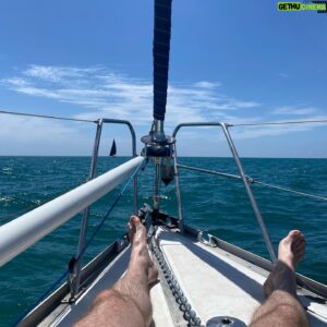 Andrea Bosca Instagram - Marinaio d’acqua dolce con veri lupi di mare 

Fantastica questa @giuseppinaseconda 
🌊 🛟 ⛵️ per veleggiare in amicizia 

Pure a chi come me è “di terra” 
sa far venire il sorriso! 

#veleggiare #friends #vela #sail #sailing 

@luigipinto @mrmeloni @gioelevettraino #nic