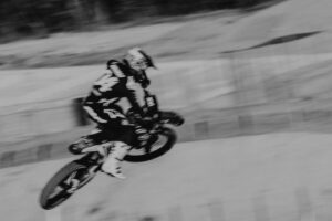 Andrea Dovizioso Instagram - La pista è chiusa da qualche giorno e devo ammettere che, seppur programmato, sarà un periodo strano anche per me. 

E’ diventata una bella abitudine fermarmi a guardare i piloti, alle prime armi o esperti, che hanno iniziato a frequentare lo 04 Park. Voglio arrivi presto il momento in cui riapriremo i cancelli. 

Nel frattempo anche io continuerò ad allenarmi duramente. Devo portare avanti il percorso che ho intrapreso per migliorare il mio stile di guida, insieme alla pura preparazione in vista delle gare di cross a cui voglio partecipare il prossimo anno. 

Saranno settimane intense, sia come atleta che per la gestione del Park. Ma saranno anche settimane in cui i miei obiettivi arriveranno ad essere ancora più vicini e questo sarà lo stimolo più forte.

#Dovi04 #AD04 #AndreaDovizioso #AD #Alpinestars #Yamaha #YamahaMotor #RevsYourHeart #kiteparts #Supersprox #Updesignmoto #Miwfilter #SGRItalia #Blacks #BeYoursELF #Brembo #Ride100Percent #AcerbisMotosport #Akrapovic #pirellimoto #SelleDallaValle #Biotekna #SBConsulting 

📸 @chrifussi
