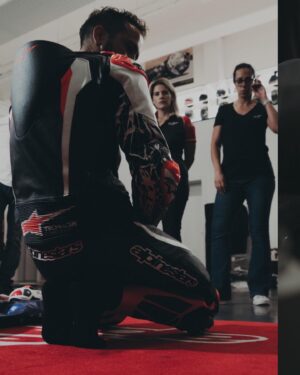Andrea Dovizioso Instagram - 𝘌𝘴𝘴𝘦𝘳𝘦 𝘤𝘰𝘪𝘯𝘷𝘰𝘭𝘵𝘪 𝘯𝘦𝘭𝘭𝘰 𝘴𝘷𝘪𝘭𝘶𝘱𝘱𝘰 𝘥𝘦𝘭 𝘱𝘳𝘰𝘨𝘦𝘵𝘵𝘰 𝘥𝘪 𝘶𝘯 𝘱𝘳𝘰𝘥𝘰𝘵𝘵𝘰, 𝘭𝘢𝘷𝘰𝘳𝘢𝘳𝘦 𝘴𝘶𝘪 𝘥𝘦𝘵𝘵𝘢𝘨𝘭𝘪 𝘤𝘩𝘦 𝘧𝘢𝘯𝘯𝘰 𝘭𝘢 𝘥𝘪𝘧𝘧𝘦𝘳𝘦𝘯𝘻𝘢 𝘦’ 𝘲𝘶𝘢𝘭𝘤𝘰𝘴𝘢 𝘥𝘪 𝘴𝘱𝘦𝘤𝘪𝘢𝘭𝘦.
𝘔𝘦𝘵𝘵𝘦𝘳𝘦 𝘢 𝘥𝘪𝘴𝘱𝘰𝘴𝘪𝘻𝘪𝘰𝘯𝘦 𝘭𝘢 𝘮𝘪𝘢 𝘦𝘴𝘱𝘦𝘳𝘪𝘦𝘯𝘻𝘢 𝘱𝘦𝘳 𝘤𝘰𝘯𝘵𝘳𝘪𝘣𝘶𝘪𝘳𝘦 𝘢𝘭𝘭𝘢 𝘴𝘪𝘤𝘶𝘳𝘦𝘻𝘻𝘢 𝘥𝘪 𝘵𝘢𝘯𝘵𝘪 𝘱𝘪𝘭𝘰𝘵𝘪 𝘦’ 𝘥𝘢𝘷𝘷𝘦𝘳𝘰 𝘨𝘳𝘢𝘵𝘪𝘧𝘪𝘤𝘢𝘯𝘵𝘦.
.
.
.
#Dovi04 #AD04 #AndreaDovizioso #AD #Alpinestars #Development #Sviluppo #Experience 

📸 @chrifussi