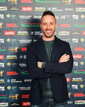 Andrea Dovizioso Instagram - Vent’anni fa vincevo il mondiale. Da quel momento la mia carriera si è riempita di soddisfazioni, persone, ricordi, emozioni, ma anche qualche lacrima. 
Ieri sera, ai Caschi d’Oro, ho vissuto un momento davvero intenso, sentendo di nuovo tante di quelle incredibili emozioni. 
È stato bellissimo. Grazie a tutti 🙏🏻

𝘗.𝘚. 𝘤𝘩𝘦 𝘧𝘪𝘨𝘢𝘵𝘢 𝘷𝘦𝘥𝘦𝘳𝘦 𝘪𝘭 𝘮𝘪𝘰 𝘤𝘢𝘴𝘤𝘰 𝘪𝘯𝘴𝘪𝘦𝘮𝘦 𝘢 𝘲𝘶𝘦𝘭𝘭𝘪 𝘥𝘪 𝘱𝘪𝘭𝘰𝘵𝘪 𝘤𝘩𝘦 𝘩𝘢𝘯𝘯𝘰 𝘧𝘢𝘵𝘵𝘰 𝘨𝘳𝘢𝘯𝘥𝘦 𝘭𝘢 𝘴𝘵𝘰𝘳𝘪𝘢 𝘥𝘦𝘭 𝘮𝘰𝘵𝘰𝘤𝘪𝘤𝘭𝘪𝘴𝘮𝘰🥹

#Dovi04 #AD04 #AndreaDovizioso #AD #Alpinestars #Yamaha #YamahaMotor #RevsYourHeart #kiteparts #Supersprox #Updesignmoto #Miwfilter #SGRItalia #Blacks #BeYoursELF #Brembo #Ride100Percent #AcerbisMotosport #Akrapovic #pirellimoto #SelleDallaValle #Biotekna #SBConsulting #Motosprint #caschidoro