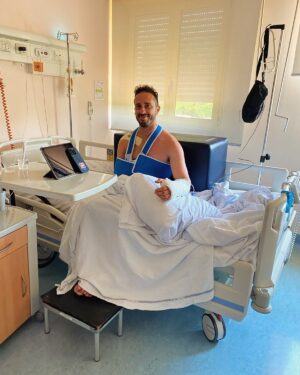 Andrea Dovizioso Instagram - Sono stato trasferito al Nuovo Ospedale Civile di Sassuolo.
Ieri il prof. @giuseppeporcellini e la sua equipe hanno sistemato la frattura della clavicola destra con l’inserimento di una placca e ricostruito il legamento acromion claveare.
È stata un’operazione lunga, ma perfettamente riuscita.

Ora mi aspetta @fabrifisio e il @fisiologycenter per tutta la riabilitazione😅

La strada da percorrere sarà tosta, ma, ancora una volta, ci tengo a ringraziare tutte le persone che mi stanno facendo sentire il loro supporto. È pura energia🙏🏻
Vi aggiornerò nei prossimi giorni.. per ora, nuovamente, grazie! Vi leggo ☺️

P.S. “Le cose o si fanno bene o non si fanno”, vero @petrux9 ? 🙃🤕😬

🇬🇧 I’m currently at the Nuovo Ospedale Civile in Sassuolo. 
Yesterday, I underwent a lengthy but completely successful surgery to repair a fractured collarbone and reconstruct the acromioclavicular ligament, expertly handled by Dr. @giuseppeporcellini and his team.

Now, it’s time for rehabilitation with @fabrifisio at @fisiologycenter. They’re already expecting me 😅

The journey ahead will be challenging, but I want to express my gratitude again to everyone who has supported me. It truly energises me 🙏🏻

I’ll provide updates over the next few days... thank you once again! I’m reading all your messages, and they mean a lot ☺️

P.S. “Do things right or not at all”. Isn’t that right, @petrux9? 🙃🤕😬