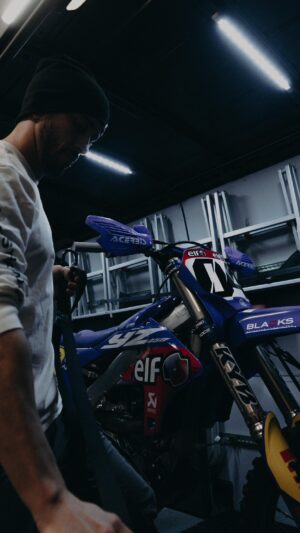 Andrea Dovizioso Instagram - “𝙉𝙚𝙫𝙚𝙧 𝙨𝙚𝙚𝙣 𝙗𝙚𝙛𝙤𝙧𝙚” | 𝙀𝙥𝙞𝙨𝙤𝙙𝙚 𝙤𝙣𝙚
𝘛𝘏𝘌 𝘔𝘟 𝘝𝘈𝘕 🚐

#Dovi04 #AD04 #AndreaDovizioso #AD #Alpinestars #Yamaha #YamahaMotor #RevsYourHeart #kiteparts #Supersprox #Updesignmoto #Miwfilter #SGRItalia #Blacks #BeYoursELF #Brembo #Ride100Percent #AcerbisMotosport #Akrapovic #pirellimoto #technogym #Biotekna #SBConsulting