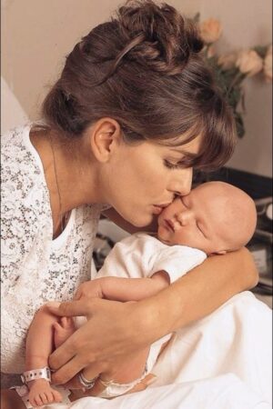Andrea Frigerio Instagram - 27! Dios,pero qué rápido pasaron estos 27 años!
Qué felicidad verte crecer, que te hayas convertido en esta mujer  maravillosa, llena de luz, de belleza, de amorosidad, de talento.
Gracias por haberme elegido para ser tu mamá, por haberme enseñado tanto de la vida.
Qué se cumplan todas tus ilusiones mi amor.
Muy Feliz Cumpleaños, te amo♥️ @finibocchino