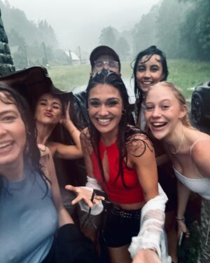 Andrea Kalousová Instagram - Existují ty nejkrásnější zážitky, které nestojí ani korunu. 🤘 // A kdy jste vy naposled zmokli tak, že už přestalo dávat smysl utíkat? 🤭 #rainyday #hallelujah