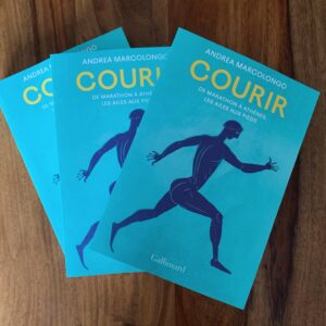 Andrea Marcolongo Instagram - Je suis ravie de partager avec mes lecteurs français cette invitation à COURIR avec moi qui paraît aujourd’hui en librairie aux @editions_gallimard 🏃‍♀️

Merci à mon éditrice @juliadahlia à ma merveilleuse traductrice @bea.robb et à ceux et celle qui auront envie de suivre ce marathon intellectuel (et physique) d’Athènes jusqu’aux JO 

Lancement le lundi 27 mai à 19h à la @librairiecompagnie à Paris! 

*** 

Ces dernières décennies, un véritable engouement s’est développé pour le « running», pratique sportive à la portée de tous.
Mais pourquoi courons-nous? Les Grecs furent les premiers à interroger le dépassement physique, cette façon de se mesurer aux autres et à soi-même, y voyant un moyen de renforcer l’esprit aussi bien que le corps.
Après des années passées entre les livres et les grammaires à essayer de «penser comme pensaient les Grecs», Andrea Marcolongo a voulu apprendre à «courir comme couraient les Grecs». Des difficiles débuts jusqu’à son objectif - courir le marathon sur les traces de Philippides, premier à accomplir cet exploit il y a deux mille cinq cents ans -, elle nous emmène dans sa découverte de cette pratique, tout en l’interrogeant à travers une fascinante lecture des textes anciens.
Que l’on soit ou non un joggeur convaincu, cette méditation érudite et personnelle offre une passionnante approche de la course, au-delà du phénomène de société, en lui donnant une profondeur philosophique et poétique.