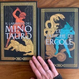 Andrea Marcolongo Instagram - Eracle per i Greci, Ercole per i Romani, è l’eroe più amato e cantato dal mito antico. Figlio di Zeus e di una mortale, Ercole è il semi-dio del viaggio, dell’avventura e soprattutto della resistenza: le sue Dodici Fatiche sono indimenticabili come la pelle di leone che porta sempre con sé. 
 
Metà uomo, metà toro, il Minotauro è la creatura più tremenda e perturbante del mito classico, riprodotto in tante opere d’arte antiche. Frutto dell’amore proibito tra la regina di Creta e un toro bianco inviato da Poseidone, il mostro è rinchiuso dal re Minosse al centro del labirinto di Cnosso costruito dal più grande ingegnere del mito classico, Dedalo. Sarà l’eroe Teseo a uccidere l’animale e a liberare l’isola dalla paura grazie all’aiuto di una donna innamorata. 
 
Per non perdere il filo di Arianna attraverso i miti immortali, da domani 18 gennaio arriva in tutte le edicole la seconda uscita della collezione più epica che ci sia, quella di @rbaitalia , questa settimana composta da ben due volumi. 
 
Tutti i racconti della mitologia classica riuniti in universo completo e accurato articolati in ben 60 uscite per un totale di 61 volumi in vendita a €11,99 per ciascuna uscita.
Per chi sceglie di abbonarsi e ricevere tutte le uscite comodamente a casa sono previsti regali e le spese di spedizione sono gratis per chi si abbona con carta di credito o PayPal. 
Per più d’informazioni, link in bio: ⚡️⚡️
 
 #adv #mitologia #classics #mitologiarba #rba #rbaitalia #inedicola #edicola