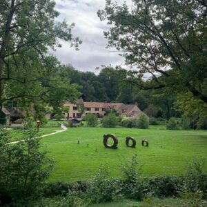 Andrea Marcolongo Instagram - Chez Elsa et Louis. 

Merci @trioletaragon pour cette visite guidée si poétique! 
La Maison d’Elsa Triolet et Louis Aragon est à Saint-Arnoult-en-Yvelines, à 40 km de Paris. 

« Quand côte à côte nous serons enfin des gisants, l'alliance de nos livres nous unira pour le meilleur et pour le pire, dans cet avenir qui était notre rêve et notre souci majeur à toi et à moi. La mort aidant, on aurait peut-être essayé, et réussi à nous séparer plus sûrement que la guerre de notre vivant, les morts sont sans défense. Alors nos livres croisés viendront, noir sur blanc la main dans la main s'opposer à ce qu'on nous arrache l'un à l'autre. ELSA » #elsatriolet #aragon