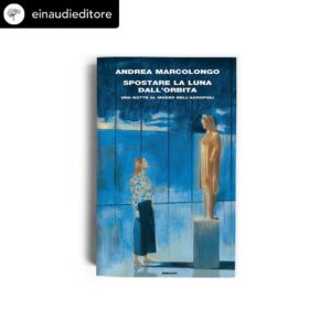 Andrea Marcolongo Instagram - Ecco la copertina italiana di “Spostare la luna dall’orbita” in uscita il 16 maggio e già disponibile per il pre-ordine. Grazie @einaudieditore per aver creduto in questa notte irripetibile 🌕🏛️ #deplacerlalunedesonorbite @manuitaumusee 

Posted @withregram • @einaudieditore «Perché la questione non è tanto proteggere il passato – è come salvare dal futuro il momento presente».

@andrea.marcolong ha trascorso una notte in completa solitudine al Museo dell’Acropoli di Atene, uno dei più importanti musei del mondo: ma è difficile essere davvero soli quando si è circondati dai marmi del Partenone, e dai propri pensieri.

“Spostare la luna dall’orbita” intreccia il racconto di Atene, dell'Acropoli e dei tanti furti che ha subito con la memoria intima più dolorosa: esce in libreria il 16 maggio, ma potete già preordinarlo su tutti gli store online.