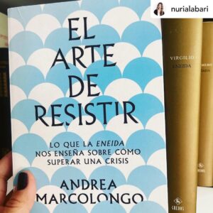 Andrea Marcolongo Instagram - Qué suerte tengo! @nurialabari 

Posted @withregram • Andrea Marcolongo ha vuelto a hacer su magia y se ha atrevido además con el más difícil todavía. Lo que ha vuelto a hacer es dialogar de tú a tú con los clásicos. Convertir una vieja obligación académica (sea el griego clásico o Las Argonaúticas de Apolonio de Rodas) en un placer del alma, del conocimiento y del bienestar humanos. Digo todo todo esto porque este miércoles 13 de septiembre a las 19.00 horas charlaré con ella en la presentación de su último libro en la librería Antonio Machado. Y porque me parece un acontecimiento que ella esté aquí. 
*
Abrir cada uno de sus libros supone sentir y descifrar mitos fundacionales de nuestra cultura y de nuestra identidad, pues tanto si los hemos leído como si no, sucede que los llevamos dentro. La diferencia entre conocer o ignorar estos textos es que no saber de dónde venimos ni cómo hemos llegado hasta aquí nos aboca a un sentimiento de soledad, mientras que descifrarlos nos inunda de fortaleza.
*
Pues bien, Andrea es lo más parecido a una mujer griega del siglo V a.C en 2023. Ella no resucita textos, ella simplemente los trae al presente; los vuelve corpóreos y urgentes. Con ella estás aquí, pero también allí. Con ella los clásicos se vuelven trepidantes, imprescindibles y cercanos hasta para quien jamás los leyó. 
*
Esta vez se ha metido con Virgilio, lo impensable: el aburridísimo Virgilio. No sé si alguien por aquí ha leído La Eneida (yo no he conseguido jamás terminarla) y no sé si alguien lo habrá hecho sin aburrirse soberanamente… Si así fuera, ya me diréis quiénes sois y cómo lo lograsteis. Lo que puedo asegurar es que “El arte de resistir” desvela precisamente eso que promete: lo que la Eneida nos enseña sobre cómo superar una crisis. Normalmente siempre prefiero ir a los textos originales antes que a las lecturas de ningún autor. No así con Andrea. Siempre quiero saber cómo lo ha leído. Su lectura es una brújula en el conocimiento y en la literatura, igual que su forma de mirar. Vengan a escucharla, vengan a conocerla, vengan a leerla. Atravesaremos el tiempo de su mano, se lo prometo.
*
🗓️ Miércoles 13. 19.00 horas. Librería Antonio Machado. Madrid.