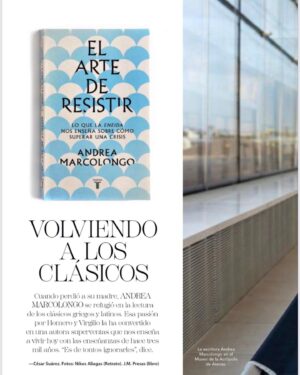 Andrea Marcolongo Instagram - Volviendo a los clásicos. 

Muchísimas gracias a @telva y al periodista César Suárez por dedicar estas páginas a mis palabras y a mi libro “El arte de resistir” @penguinlibros @debatelibros 
No leo siempre a Aristófanes en la cama, pero si, los clásicos nos dan solidez, empatía y tal vez risas. 

Fotos de @nikosaliagas en el museo de la Acrópolis de Atenas @theacropolismuseum