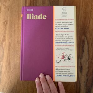 Andrea Marcolongo Instagram - Sono particolarmente felice (e orgogliosa) di celebrare l’uscita in Italia dell’Iliade liberata di @blackiebooks @blackieedizioni 

Nella geniale e accessibile traduzione di Samuel Butler (la migliore secondo Borges), con oltre mille disegni-capolavori del compianto Calpurnio, un adattamento delle Troiane di Euripide a opera di Alberto Conejero, c’è anche un mio testo sulle donne dell’Iliade scritto appositamente per quest’edizione. 

« In conclusione, se le donne di Omero sono il vero motore narrativo dell’Iliade, coloro che con le loro parole e le loro azioni trasformano la guerra da massacro insensato di corpi in letteratura immortale, agli uomini non resta, per raggiungere la stessa dimensione letteraria e universale, che comportarsi da donne, proprio come fa l’eroe più forte tra tutti, Achille.

	In questo senso, Omero dimostra che la femminilità non dipende esclusivamente dal dato biologico o dalle imposizioni sociali: nell’Iliade il femminile non è un genere sessuale, ma un’attitudine dinanzi alla vita, l’unica che permette di darle un senso e un valore. 
Un’occasione di sperimentare un altro modo di essere e di vivere non preclusa ma anzi offerta agli uomini, anche ai più iracondi e sfrenati, per trasmettere qualcosa di più di una guerra gloriosa, fosse anche la più eterna di tutte quale l’Iliade, a prezzo della vita propria e altrui. » 

Viva l’Iliade, viva i classici e viva @blackieedizioni