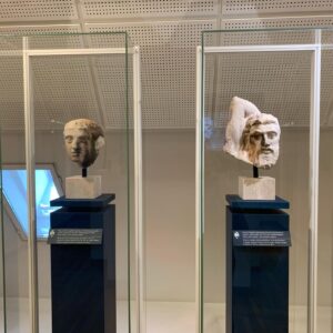 Andrea Marcolongo Instagram - 🇫🇷 « Dans Hellas il y a hélas » soupirait Séféris. 

Je m’étais fait la promesse qu’après ma nuit solitaire au musée de l’Acropole, je serais allé dans chaque lieu du monde où est conservé ce qui a été dérobé à Athènes.
	Un pèlerinage ou, plutôt, une pénitence. Pour expier cette histoire tissée de négligence, face à chaque fragment de marbre derrière lequel s’esquisse le visage sévère, sacré, mystérieux d’Athéna.  

Ici il y a quelques jours au Musée National du Denmark à Copenhague. « Déplacer la lune de son orbite » dans la collection @manuitaumusee 

🇮🇹 Copenaghen, Würzburg, Karlsruhe, Parigi e, ovviamente, Londra. Queste le città dove, ancora oggi, gemono frammenti del Partenone sottratti alla Grecia.

Ho promesso a me stessa che, dopo la notte sola al Museo dell’Acropoli, sarei andata in ogni luogo del mondo dove è conservato ciò che è stato sottratto ad Atene.
Per espiare questa storia d’incuria davanti ogni frammento di marmo dietro il quale si disegna il volto severo, sacro, misterioso di Atena.

Qui qualche giorno fa al Museo Nazionale di Danimarca a Copenhagen. “Spostare la luna dall’orbita”, @einaudieditore 

#parthenonmarbles #deplacerlalunedesonorbite #copenhagen