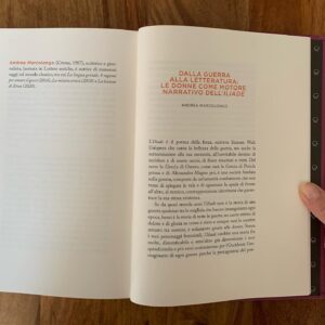 Andrea Marcolongo Instagram - Sono particolarmente felice (e orgogliosa) di celebrare l’uscita in Italia dell’Iliade liberata di @blackiebooks @blackieedizioni 

Nella geniale e accessibile traduzione di Samuel Butler (la migliore secondo Borges), con oltre mille disegni-capolavori del compianto Calpurnio, un adattamento delle Troiane di Euripide a opera di Alberto Conejero, c’è anche un mio testo sulle donne dell’Iliade scritto appositamente per quest’edizione. 

« In conclusione, se le donne di Omero sono il vero motore narrativo dell’Iliade, coloro che con le loro parole e le loro azioni trasformano la guerra da massacro insensato di corpi in letteratura immortale, agli uomini non resta, per raggiungere la stessa dimensione letteraria e universale, che comportarsi da donne, proprio come fa l’eroe più forte tra tutti, Achille.

	In questo senso, Omero dimostra che la femminilità non dipende esclusivamente dal dato biologico o dalle imposizioni sociali: nell’Iliade il femminile non è un genere sessuale, ma un’attitudine dinanzi alla vita, l’unica che permette di darle un senso e un valore. 
Un’occasione di sperimentare un altro modo di essere e di vivere non preclusa ma anzi offerta agli uomini, anche ai più iracondi e sfrenati, per trasmettere qualcosa di più di una guerra gloriosa, fosse anche la più eterna di tutte quale l’Iliade, a prezzo della vita propria e altrui. » 

Viva l’Iliade, viva i classici e viva @blackieedizioni