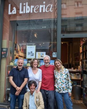 Andrea Marcolongo Instagram - Nuit italienne à Paris 🇮🇹🇫🇷! 
Grazie ai lettori e agli amici che ieri sera ci hanno accompagnati alla @lalibreria_paris e grazie a @stef_montefiori e a @paololevi2020 per la presentazione dei nostri libri. 
Un abbraccio ai librai più innamorati dell’Italia a Parigi, Florence e Andrea. #deplacerlalunedesonorbite