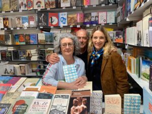 Andrea Marcolongo Instagram - Recuerdos (y nostalgia) de la Feria del Libro de Madrid 🇪🇸! 

Foto 1: compartiendo firmas y ideas con Javier Cercas, que conocí en el 2018 en Arequipa, en la caseta de la librería @fnac_esp 

Foto 2: con dos mujeres, escritoras y amigas excepcionales, @rosamontero_oficial y mi querida @nurialabari durante la fiesta de nuestra editorial @penguinlibros 

Foto 3: con los libreros más heroicos de España en la caseta de @aurealibreria, la única especializada en clásicos de toda España. Os quiero mucho! 

Foto 4: con mi querida @laksb, escritora sublime (te espero en Paris!) y amiga muy generosa con la cual compartir un momento inolvidable 

Foto 4: un domingo por la mañana en @avivir con Javier del Pino hablando de la Acrópolis de Atenas 

¡Volveré pronto!