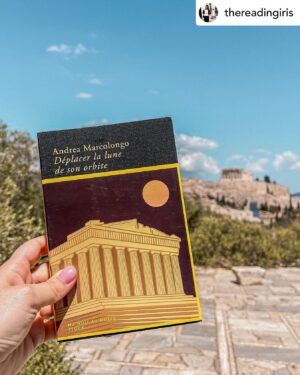 Andrea Marcolongo Instagram - Merci à @thereadingiris et aux lectrices et lecteurs qui ont aimé « Déplacer la lune de son orbite ». Ici le livre là où il est né il y un an, face à l’Acropole. 🌕🏛️

Posted @withregram • @thereadingiris 

Ce livre est probablement une des sorties littéraires que j’attendais avec le plus d’impatience cette année et je n’ai pas été déçue ! C’est un énorme coup de cœur 💛

« Déplacer la lune de son orbite » fait partie de la collection @manuitaumusee des @editionsstock. Le principe est simple : un.e auteur.e passe une nuit dans le musée de son choix et livre son récit. Le résultat est souvent extraordinaire. @andrea.marcolong a passée une nuit dans le Musée de l’Acropole à Athènes 🏛️

Si vous ne le saviez pas encore, je suis moitié grecque et même si ma famille n’est pas originaire d’Athènes, il s’agit pourtant de la ville de mon cœur. J’y vais au moins 1x/an depuis 15 ans. Je suis montée sur l’Acropole une bonne vingtaine (ou trentaine) de fois et j’ai visité le musée de l’Acropole une bonne dizaine de fois. Et comme l’autrice, mon cœur saigne lorsque je vois les emplacements vides là où les marbres du Parthenon devraient se trouver…

Le récit d’Andrea Marcolongo est plein d’humilité. Il s’agit d’un savant mélange entre histoire et introspection, entre colère et excuses, entre tristesse et poésie… En plus d’être très instructif, l’autrice signe ici un livre d’une grande beauté. « Déplacer la lune de son orbite » est magnifiquement bien écrit et documenté, Marcolongo nous parle du pillage de lord Elgin, de la vengeance de la déesse Athena, tout en y ajoutant la poésie de lord Byron. J’ai noté un grand nombre de citations plus belles les unes que les autres et je pense qu’il s’agit d’un livre que je vais relire avec plaisir, ainsi que le recommander et l’offrir régulièrement. Il s’agit d’une pépite pour tout amateur ou amatrice d’art et d’histoire. 

Il y a des livres qui reflètent à merveille notre pensée. Ces livres qu’on aurait aimé écrire, si on avait ne fut-ce qu’un quart de la moitié du talent de leur auteur.e. C’est l’effet que m’a fait Déplacer la lune de son orbite 🌕🏛️
Alors merci Andrea pour ce livre. Merci infiniment 💛