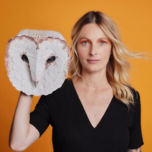 Andrea Marcolongo Instagram - Y aquí sin máscara. 

Gracias @circodecirce y @carlosvillarejo por haberme llevado en una página de la Odisea🦉