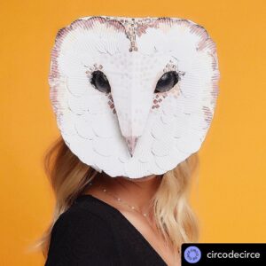 Andrea Marcolongo Instagram - El día que Circe me convirtió en lechuza. 

Gracias @circodecirce y @carlosvillarejo por las fotos más épicas de mi vida. Nos vemos pronto, y sin máscara 🦉

Posted @withregram • @circodecirce Siguen llegando viajeras a nuestra isla. Esta mañana ha llegado la sabiduría. Es blanca y ha aparecido volando.
*
Ella será nuestra guía en el viaje como antes lo fuera de Ulises en el suyo. El viaje de creación, como el de la vida, requiere valor y confianza. Y además, nos llevará hasta lugares que no teníamos previstos. Implica pues un gran riesgo.
*
Cuando emprendamos esa aventura tendremos que saber cuál es nuestro viaje, de qué está hecho y quiénes somos nosotras, las personas que viajamos. ¿Héroes o heroínas perdidas? ¿Gente que necesita cambiar? ¿Gente que ya ha cambiado? ¿Qué armas han de quedarse por el camino para llegar a nuestro destino? ¿Quién nos espera allí? ¿O somos nosotras las personas que esperan? 
*
Crear, volar, viajar. Será con ella. Será gracias a la magia de Circe. ¿Adivináis quien es? (Hay muuuchas pistas)