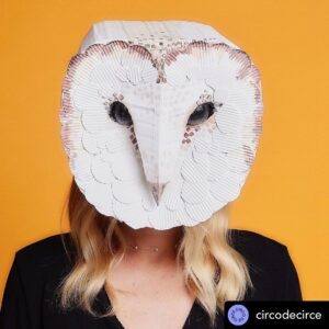 Andrea Marcolongo Instagram - El día que Circe me convirtió en lechuza. 

Gracias @circodecirce y @carlosvillarejo por las fotos más épicas de mi vida. Nos vemos pronto, y sin máscara 🦉

Posted @withregram • @circodecirce Siguen llegando viajeras a nuestra isla. Esta mañana ha llegado la sabiduría. Es blanca y ha aparecido volando.
*
Ella será nuestra guía en el viaje como antes lo fuera de Ulises en el suyo. El viaje de creación, como el de la vida, requiere valor y confianza. Y además, nos llevará hasta lugares que no teníamos previstos. Implica pues un gran riesgo.
*
Cuando emprendamos esa aventura tendremos que saber cuál es nuestro viaje, de qué está hecho y quiénes somos nosotras, las personas que viajamos. ¿Héroes o heroínas perdidas? ¿Gente que necesita cambiar? ¿Gente que ya ha cambiado? ¿Qué armas han de quedarse por el camino para llegar a nuestro destino? ¿Quién nos espera allí? ¿O somos nosotras las personas que esperan? 
*
Crear, volar, viajar. Será con ella. Será gracias a la magia de Circe. ¿Adivináis quien es? (Hay muuuchas pistas)