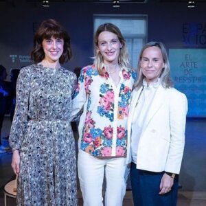 Andrea Marcolongo Instagram - Una fiesta humanista. 

El miércoles tuve la suerte de compartir mi amor por los clásicos y mi último libro, “El arte de resistir”, con dos mujeres y escritoras que son luz, talento, sabiduría, valentía. 

Gracias de corazón @irenevallejomoreu y @cristina.onoro por este momento épico, gracias @espacioftef por la hospitalidad, gracias @rdomingofoto por las fotos, gracias a todos los lectores que acudieron y a los que nos acompañaron a través de internet. 
Dejo aquí el enlace al vídeo: 
https://www.youtube.com/live/ZqqozLUJHK4?feature=share 

Posted @withregram • @cristina.onoro Una noche para el recuerdo. Qué libro mas hermoso ha escrito @andrea.marcolong #Elartederesistir sobre la Eneida, un poema épico que habla sobre todo de nosotros, los que venimos después del héroe, cuando se tuercen las cosas. @irenevallejomoreu , a quien por fin conocí en persona, desplegó toda su sabiduría y generosidad, iluminando el @espacioftef en compañía de su amica geniale. Quienes no estuvisteis podéis verlo grabado con una calidad maravillosa. Link en bio 
@debatelibros
 
📸Fotografías Cortesía de Fundación Telefónica. Foto Ricardo Domingo @rdomingofoto