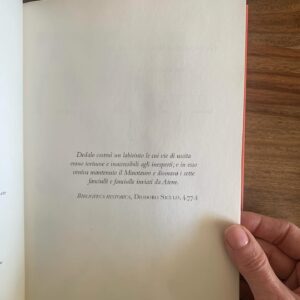 Andrea Marcolongo Instagram - Eracle per i Greci, Ercole per i Romani, è l’eroe più amato e cantato dal mito antico. Figlio di Zeus e di una mortale, Ercole è il semi-dio del viaggio, dell’avventura e soprattutto della resistenza: le sue Dodici Fatiche sono indimenticabili come la pelle di leone che porta sempre con sé. 
 
Metà uomo, metà toro, il Minotauro è la creatura più tremenda e perturbante del mito classico, riprodotto in tante opere d’arte antiche. Frutto dell’amore proibito tra la regina di Creta e un toro bianco inviato da Poseidone, il mostro è rinchiuso dal re Minosse al centro del labirinto di Cnosso costruito dal più grande ingegnere del mito classico, Dedalo. Sarà l’eroe Teseo a uccidere l’animale e a liberare l’isola dalla paura grazie all’aiuto di una donna innamorata. 
 
Per non perdere il filo di Arianna attraverso i miti immortali, da domani 18 gennaio arriva in tutte le edicole la seconda uscita della collezione più epica che ci sia, quella di @rbaitalia , questa settimana composta da ben due volumi. 
 
Tutti i racconti della mitologia classica riuniti in universo completo e accurato articolati in ben 60 uscite per un totale di 61 volumi in vendita a €11,99 per ciascuna uscita.
Per chi sceglie di abbonarsi e ricevere tutte le uscite comodamente a casa sono previsti regali e le spese di spedizione sono gratis per chi si abbona con carta di credito o PayPal. 
Per più d’informazioni, link in bio: ⚡️⚡️
 
 #adv #mitologia #classics #mitologiarba #rba #rbaitalia #inedicola #edicola
