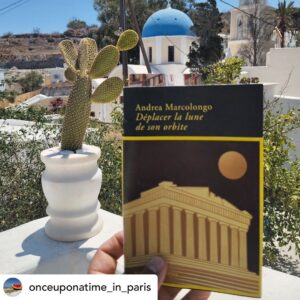 Andrea Marcolongo Instagram - Merci aux lectrices et aux lecteurs pour cet été grec en compagnie de « Déplacer la lune de son orbite » @manuitaumusee 🏛️🌕 

Posted @withregram • @onceuponatime_in_paris [Un été avec Marcolongo]. 🇬🇷📖☀️

Un été ou plutôt une nuit. 
Celle passée par Andrea Marcolongo dans le musée de l'Acropole. Un musée vide, témoin des profanations, des vols, des pillages, de l'oeuvre destructrice perpétrée par les Turcs, les Vénitiens, les Français et les Anglais pendant des siècles. 

A Athènes, il ne reste que des miettes: un pied de déesse, la tête d'un cheval, la main de Zeus. Des corps fantômes, remplacés par des moulages. Du plâtre en guise de marbre. C'est le musée de l'absence qui questionne nos civilisations dites "modernes" et notre rapport à l'Antiquité. "Nous avons tous dérobés quelque chose à la Grèce. Un vol collectif". Un très beau texte sur la transmission et sur la restitution des œuvres d'art dans leurs pays d'origine.

Merci @thereadingiris pour ce conseil de lecture 🙏🇬🇷🏛️☀️

@andrea.marcolong @manuitaumusee
#deplacerlalunedesonorbite #manuitaumusée #stock #avislecture #lire #livres #livrestagram #books #book #bookseverywhere #greece #instabook #booksofinstagram #livre #lecture #editionstock #musee #museum #acropolis #bookaddict #bookstagram #instalivre #grece