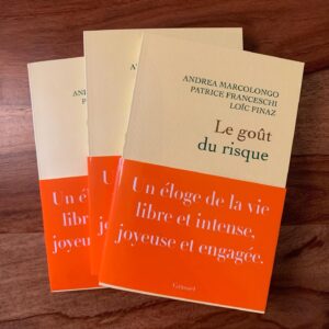 Andrea Marcolongo Instagram - À partir d’aujourd’hui en librairie vous trouvez le pamphlet « Le goût du risque » chez @editionsgrasset 
Il est le résultat des échanges avec l’aventurier Patrice Franceschi et l’Amiral Loïc Finaz, avec qui j’ai l’honneur d’appartenir au groupe des Écrivains de Marine @marinenationale 
Bien plus qu'un libelle contre nos temps d'asphyxie, ce petit livre est un éloge de la vie libre et intense, joyeuse et engagée. 

Célébrer la liberté, ne pas craindre l'incorrect, chercher la bagarre, ne pas fuir la mort, danser après l'échec, refuser l'abus des normes, tuer le principe de précaution, aimer la solitude, oser croire, chérir l'inutile, aventurer la vie sans cesse : voilà ce que proposent les auteurs de cet ouvrage pour affronter notre époque de doute et de désarroi. 

Les pandémies, les catastrophes naturelles, l'intelligence artificielle nous poussent vers le repli jusqu'à la tétanie.
Dans ces pages vives et ardentes, Andrea Marcolongo, Patrice Franceschi et Loïc Finaz combattent sans concession la peur et la prudence qui l'emportent aujourd'hui trop souvent sur la liberté. Puisque le risque est consubstantiel à la vie, faisons preuve de courage intellectuel et moral. Bref, retrouvons le goût du risque.
